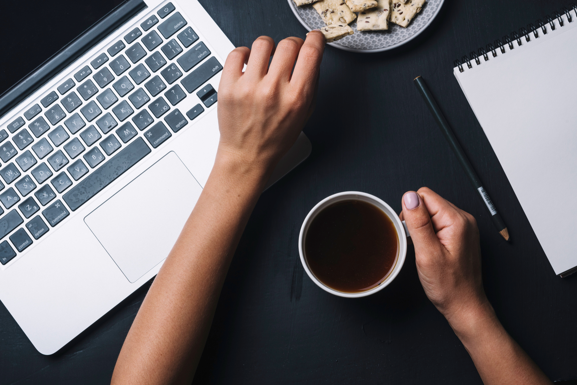 Bureau de travail avec café et carnet chez secretariat-albi à Albi
