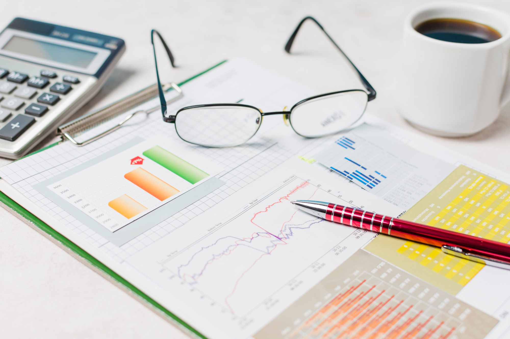 Bureau d’analyse financière avec graphiques, calculatrice et café, secrétariat-albi, services administratifs à Albi