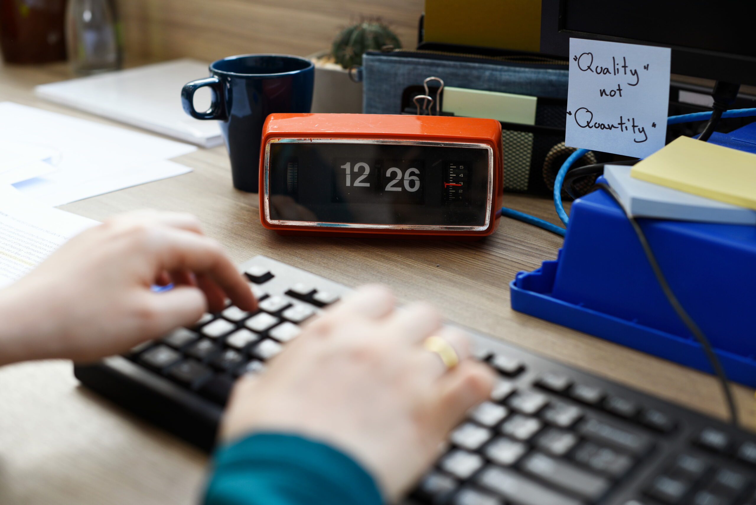 Bureau organisé avec horloge rétro et collaborateur au clavier chez secretariat-albi à Albi
